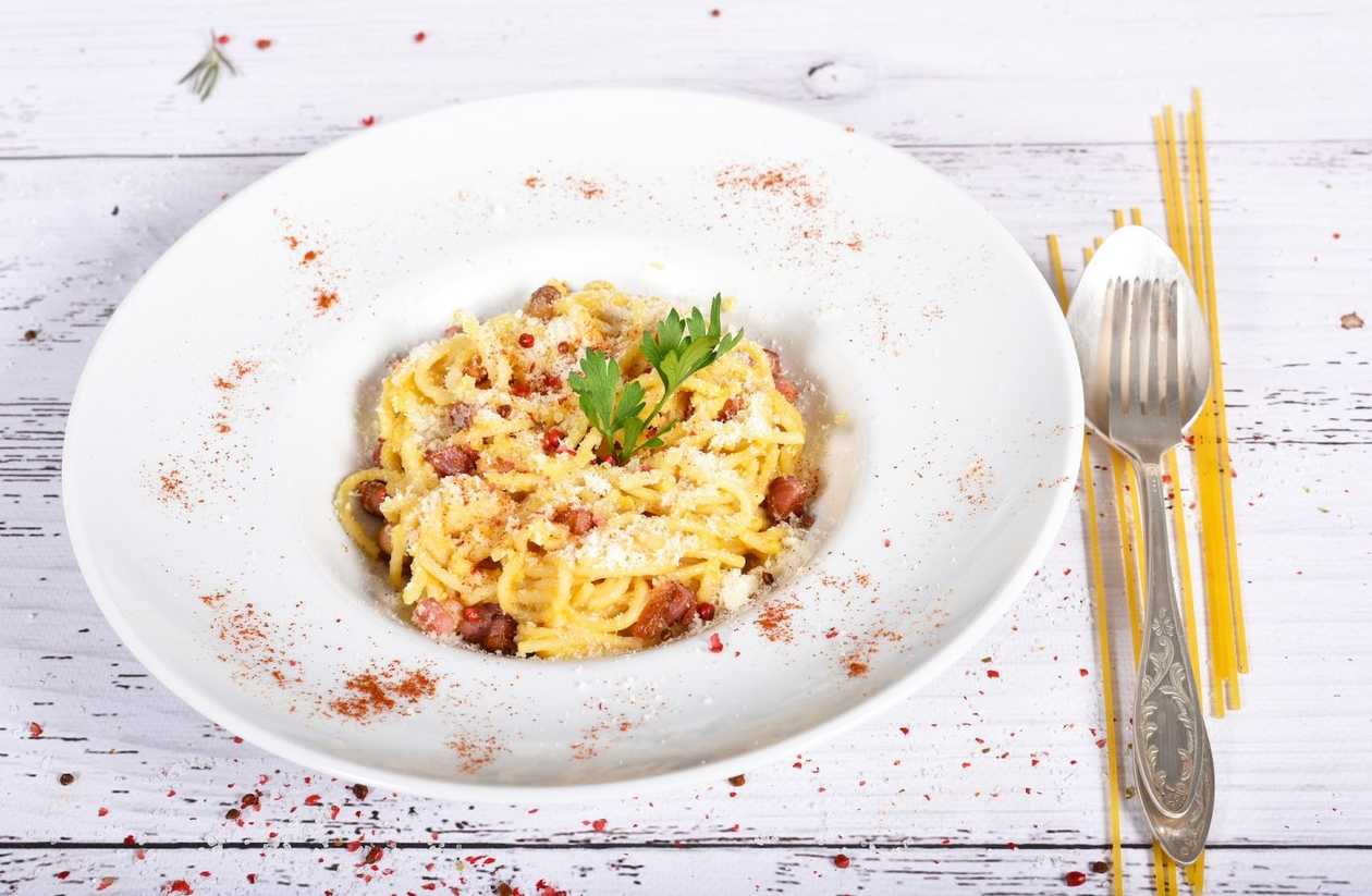 Spaghete Carbonara .