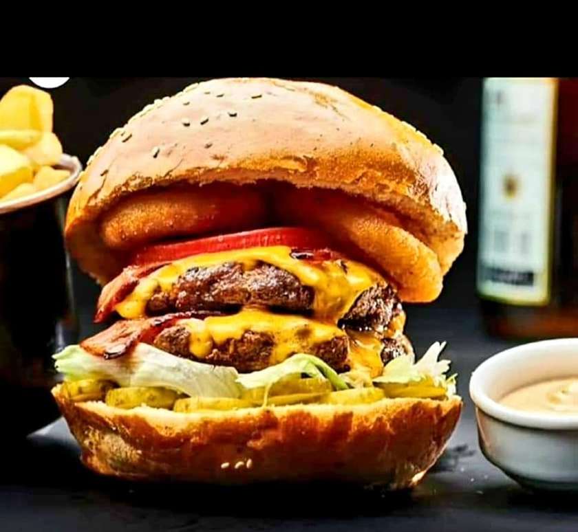 Nouva Speciale Burger cu cartofi prajiti parmezan si usturoi .