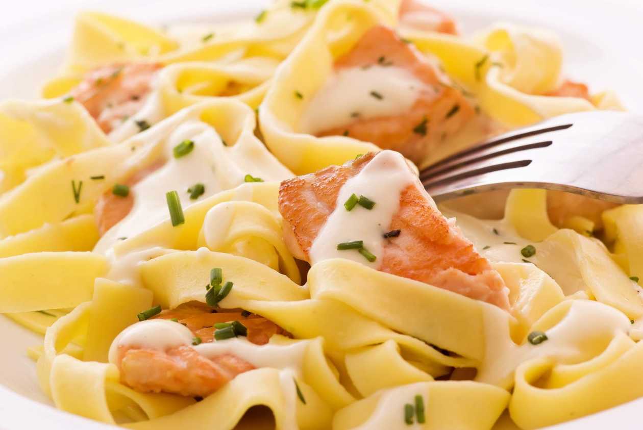 Tagliatelle cu somon .