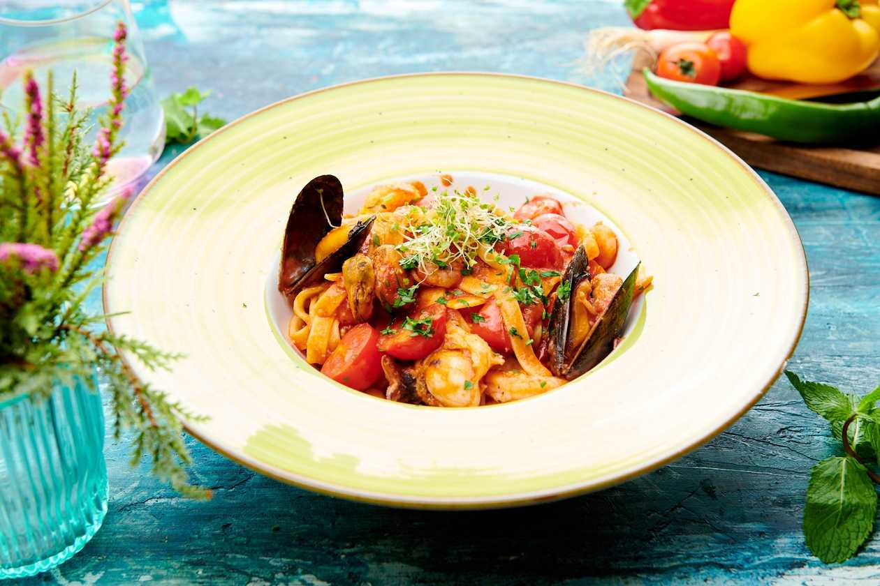Tagliatelle cu fructe de mare .