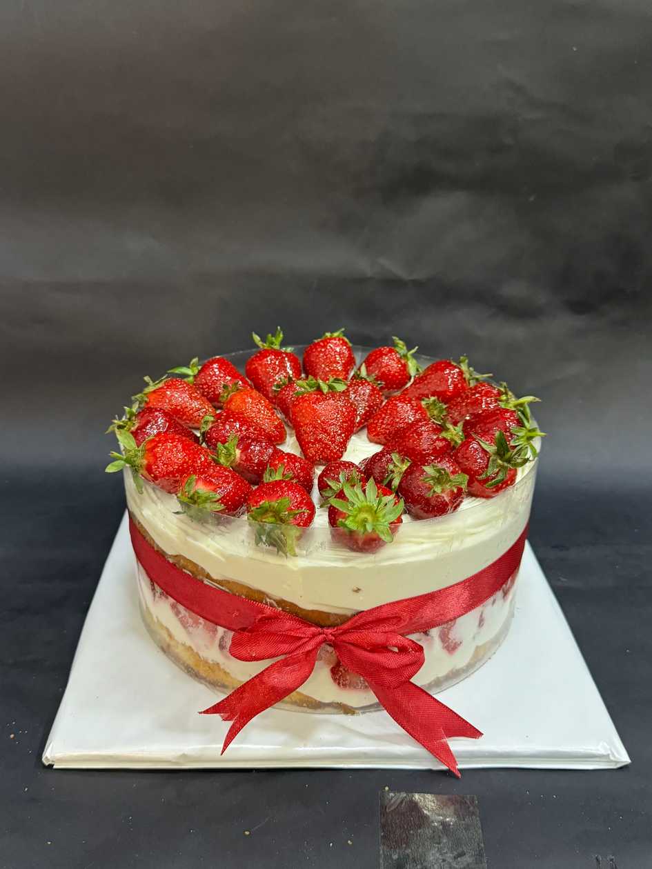 Strawberry Cake (15 Pieces)