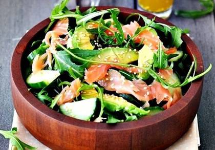 Salata cu somon fumme .