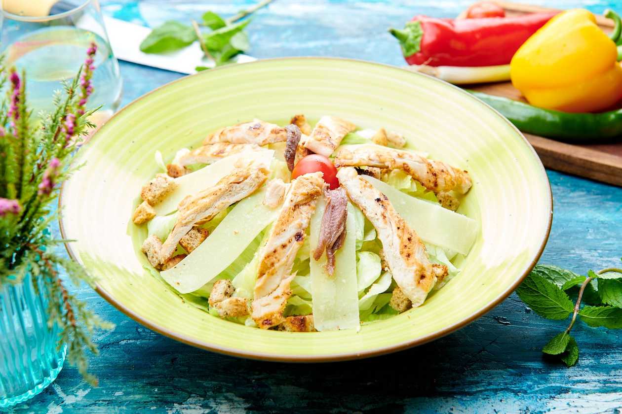Salata Caesar .
