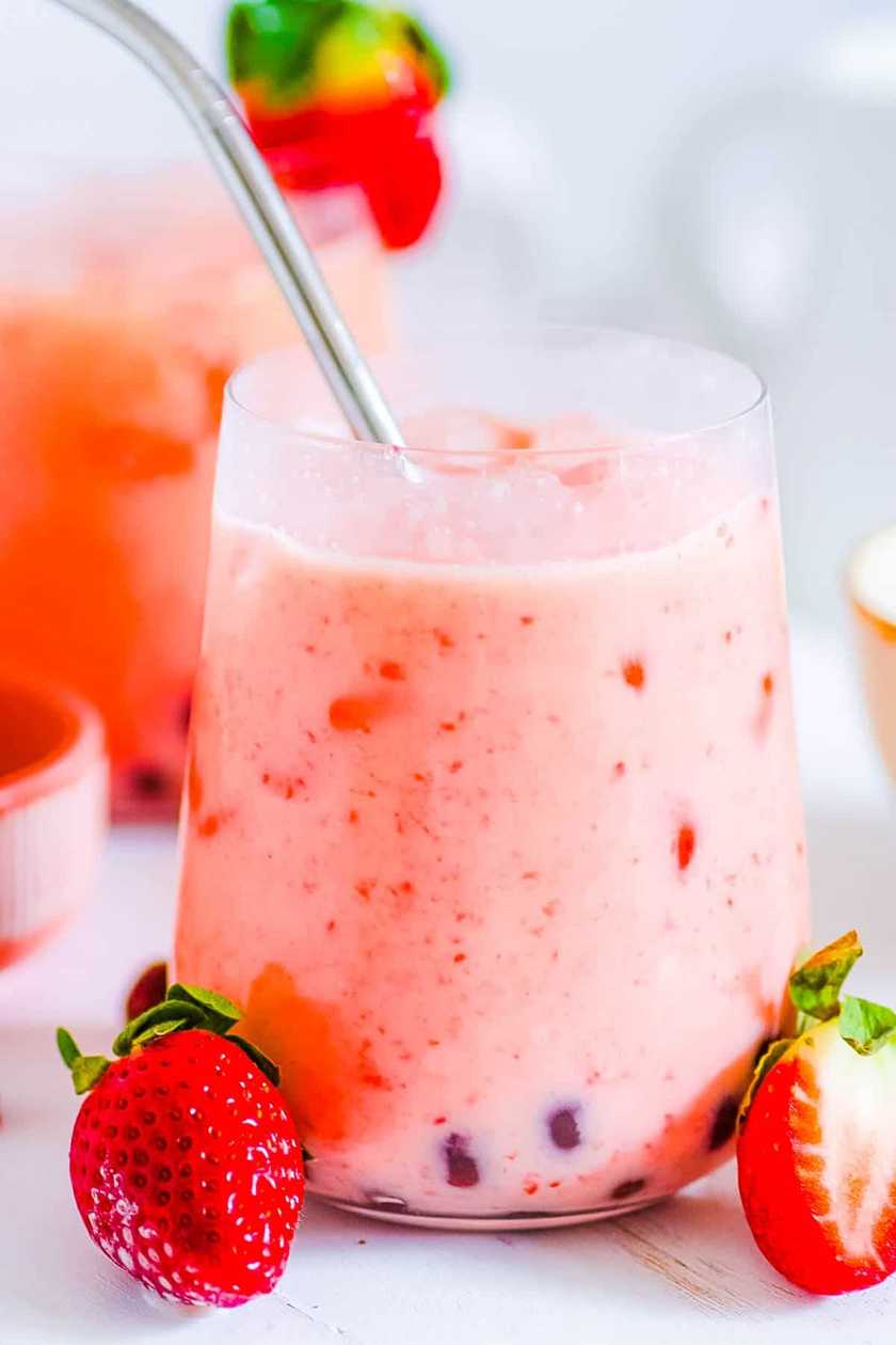 Strawberry Milk Tea (500 ml)