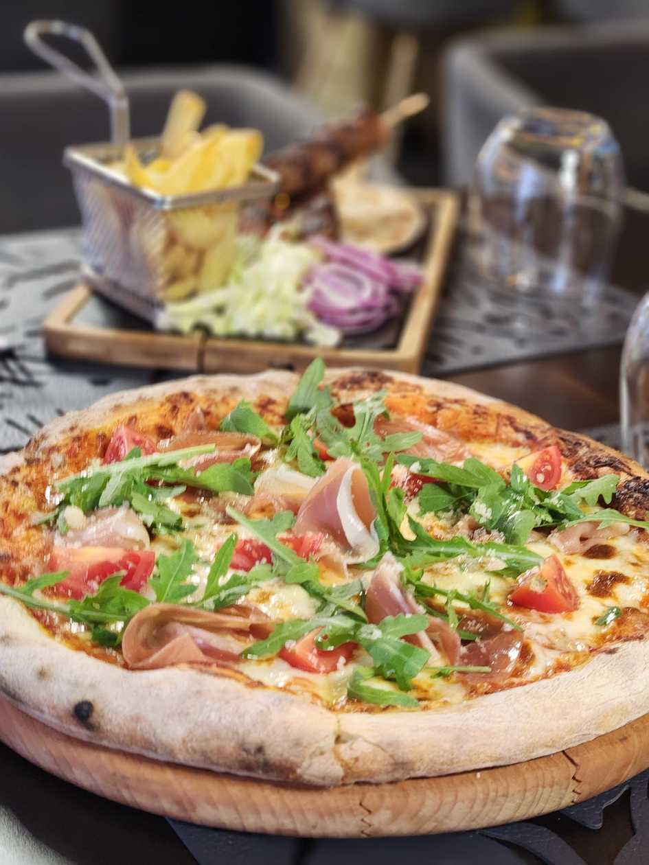 PIZZA PROSIUTTO .