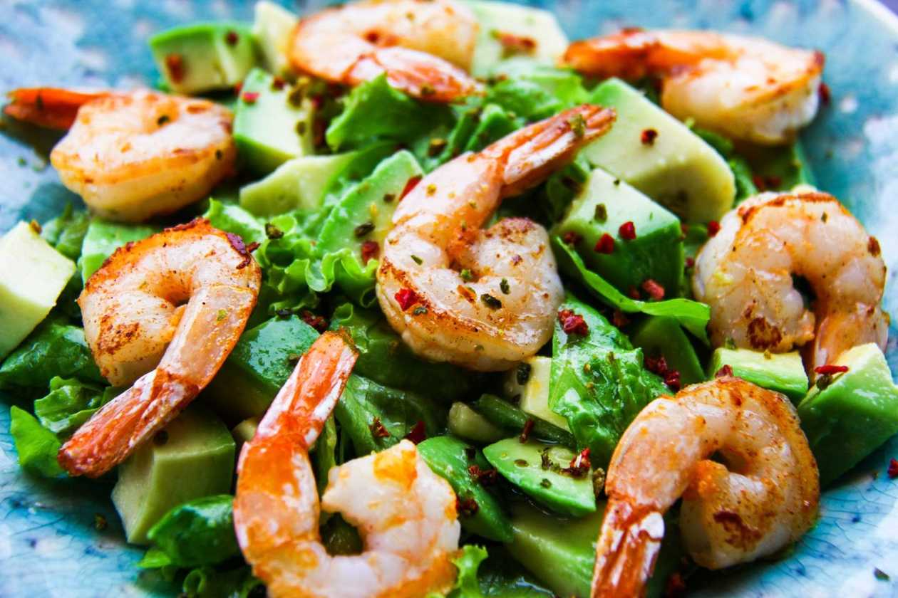 Salata cu creveti si avocado .