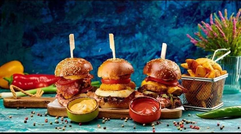 Burger trio  Check in cu cartofi prajiti si parmezan cu usturoi.
