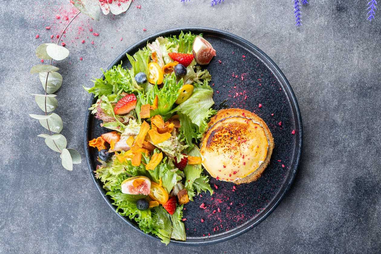 Summer salad with warm goat cheese and honey
