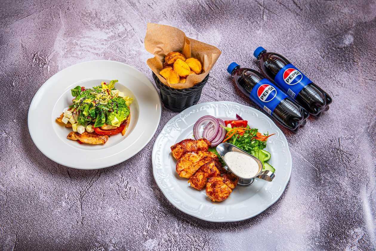 Куриный шашлык с жареным картофелем + теплый салат с курицей + 2 пепси 0,5л