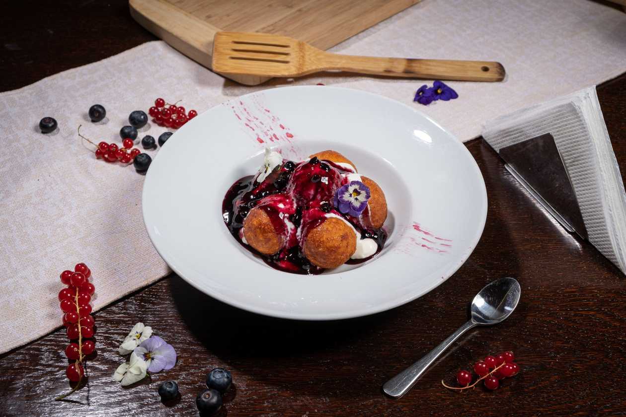 Papanasi cu smantana si dulceata de visine