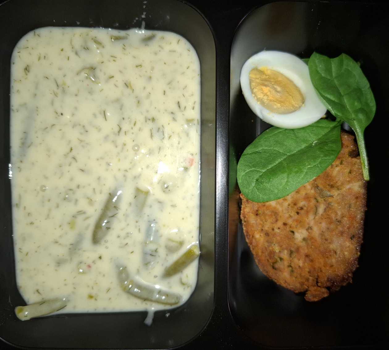 Fazuľkový prívarok so sekanou a vajíčkom, chlieb