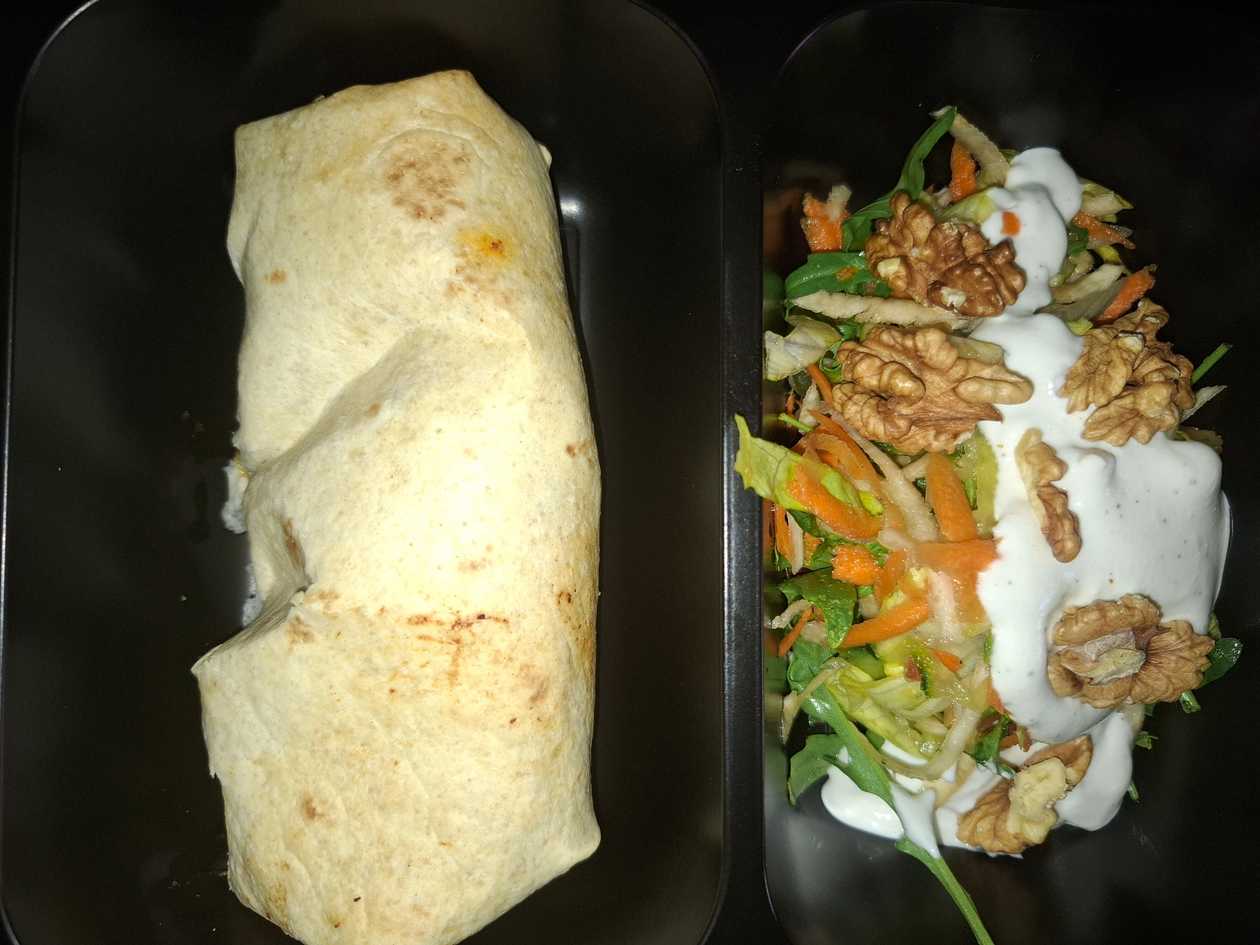 Zapekaná tortilla so syrom, kuracím mäskom a šunkou so sweet chilli omáčkou a waldorf šalát