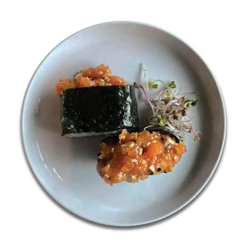 Gunkanmaki tatar z łososia