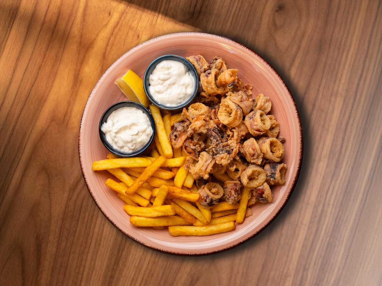 Fried calamari with fries and tartar sauce