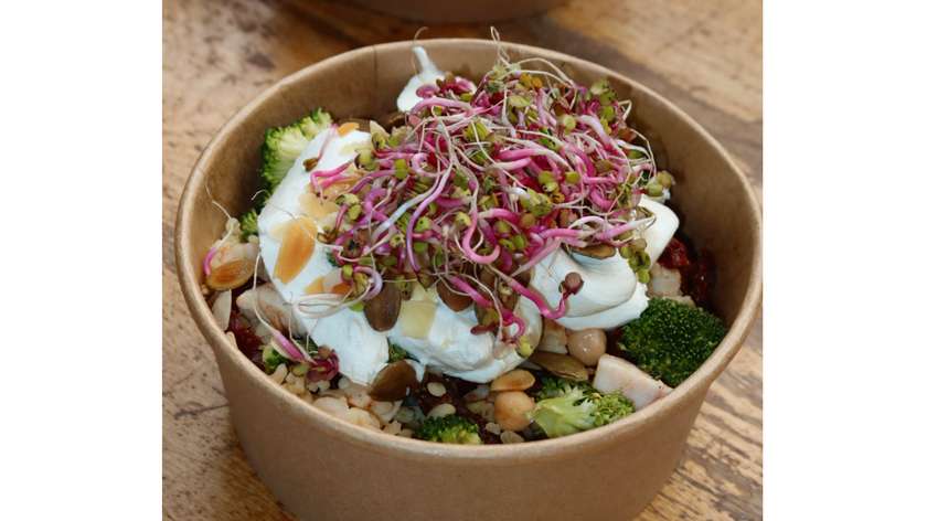 Sałatka z brokułem i kurczakiem