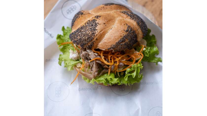 Kanapka z serkiem migdałowym wege