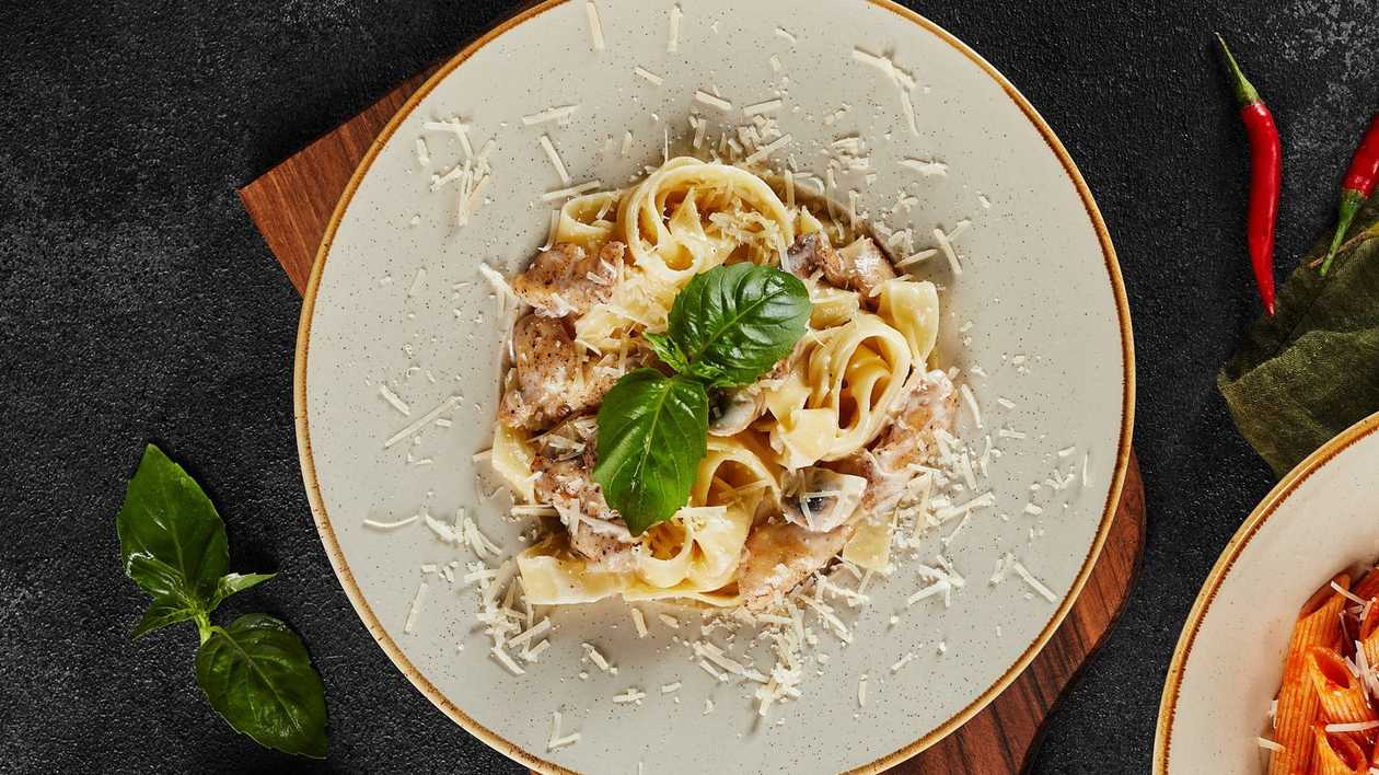 Fettuccine Göbələk və Toyuq Filesi ilə