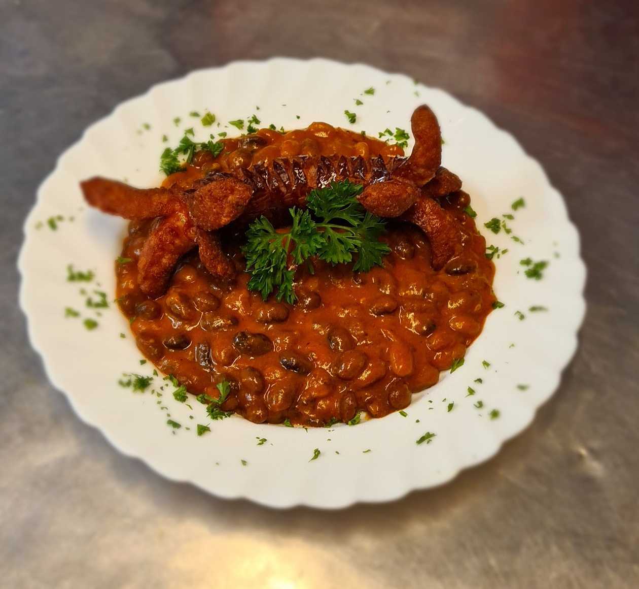 Mexické fazole s klobásou, 2 ks chleba