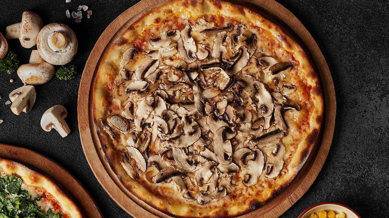 Göbələkli Pizza