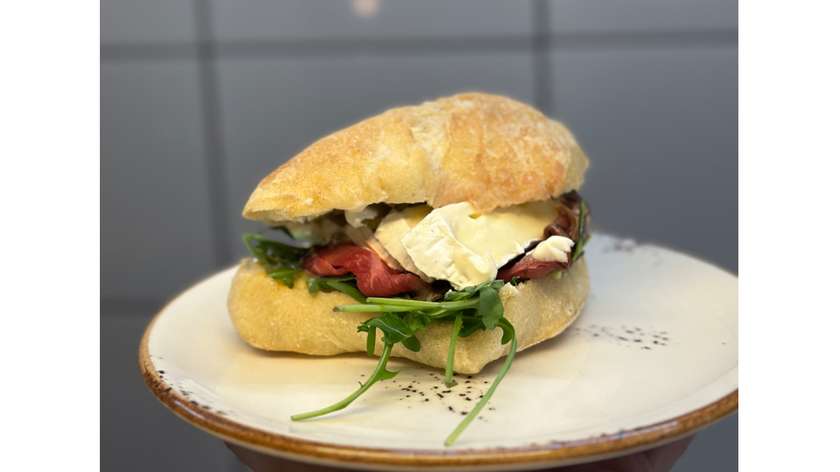 Kanapka z rostbefem i camembertem