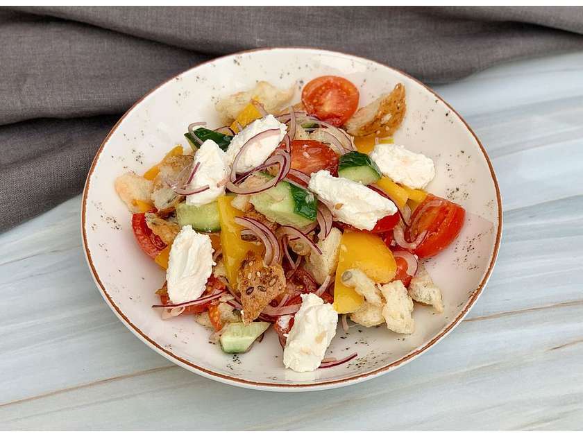 Farmer's salad Panzanella