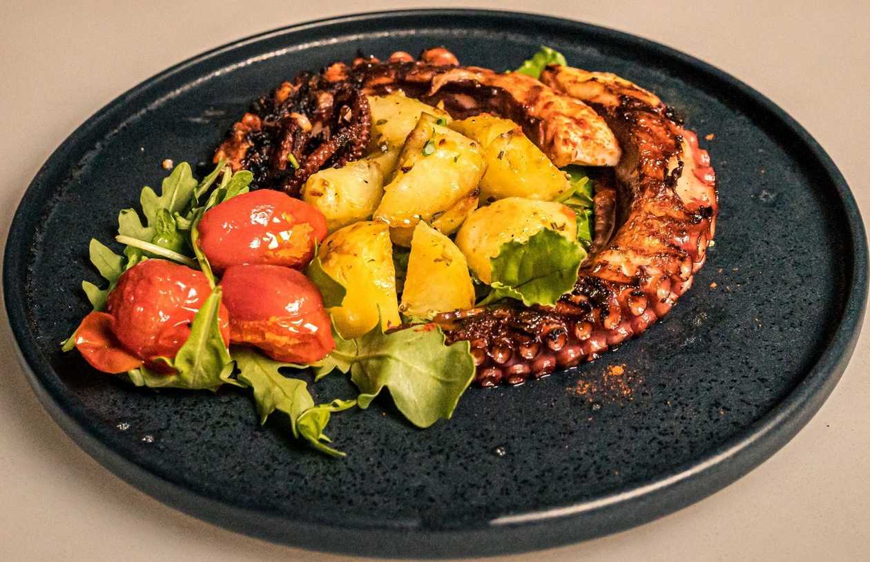 Caracatita la gratar cu cartofi natur 200g+200g