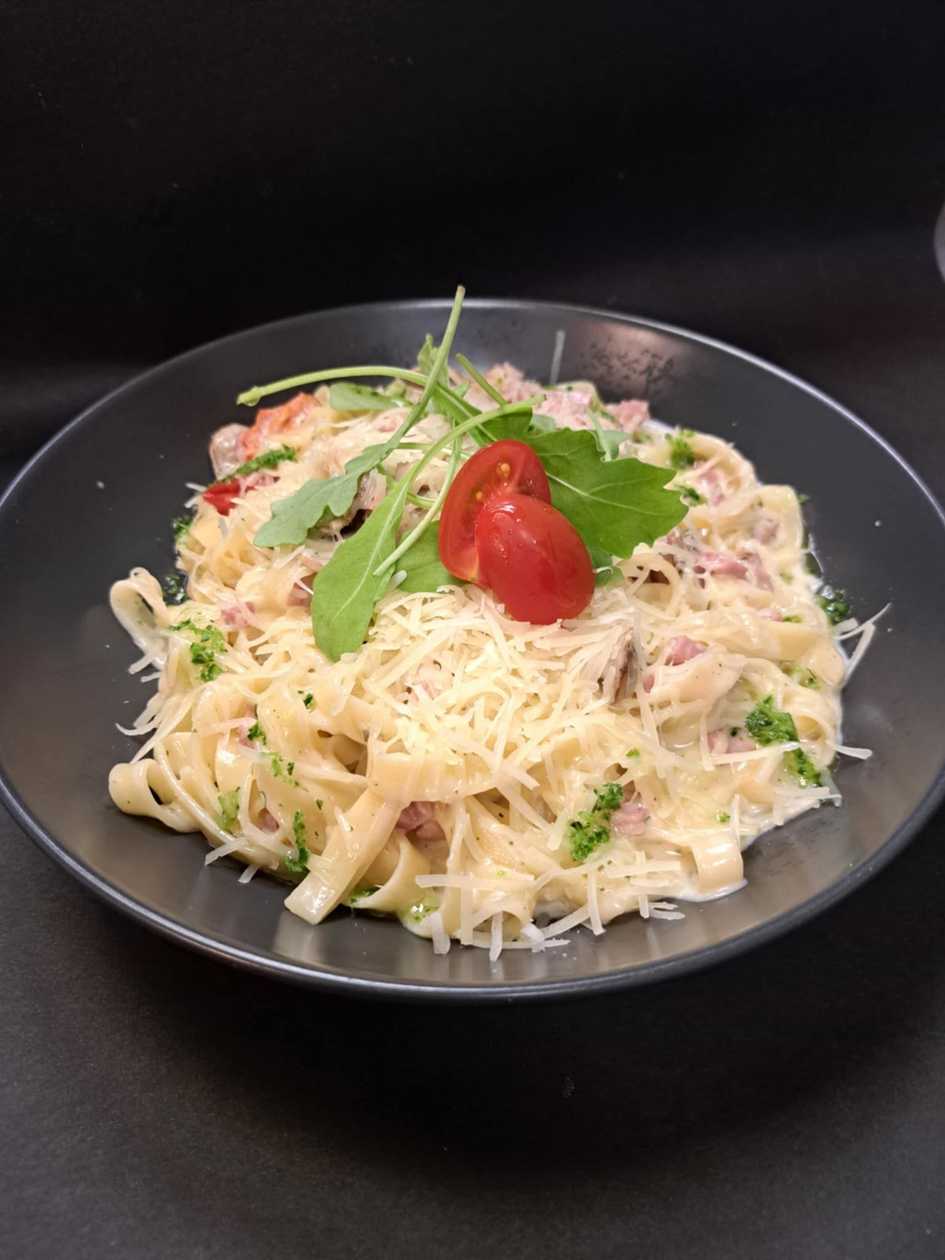 "Tagliatelle" makaronai su kumpiu ir pievagrybiais grietinėlės padaže