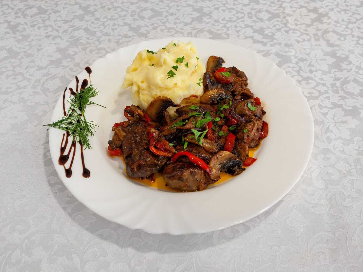 Ficatei lionezi cu piure din cartofi