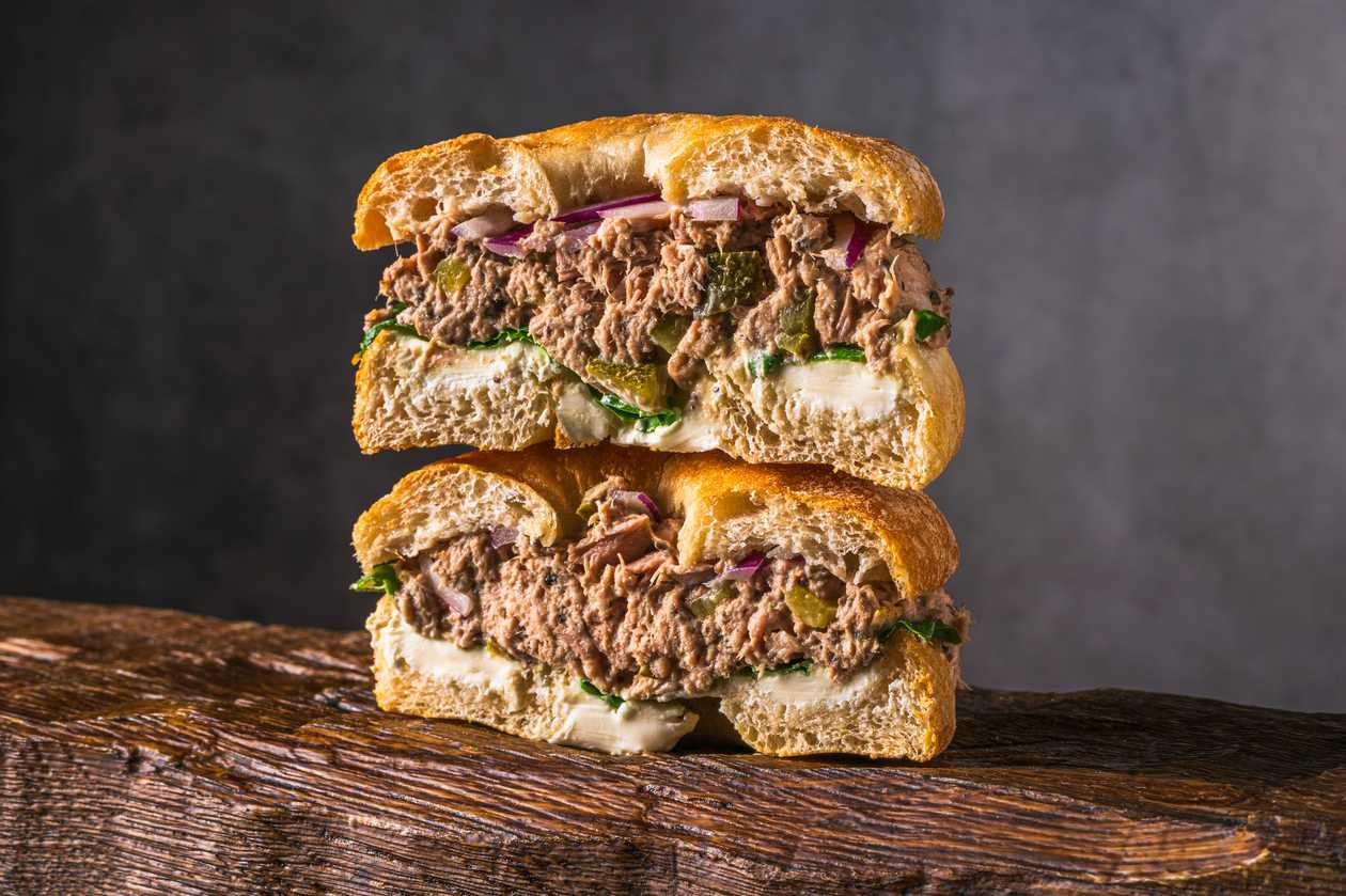 Bagel with tuna and truffles salad