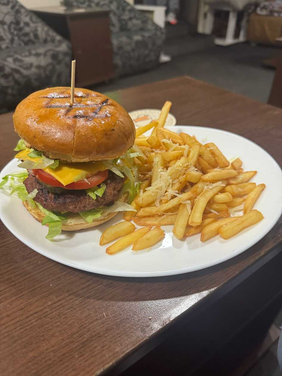 Burger Vibes servit cu cartofi prajiti