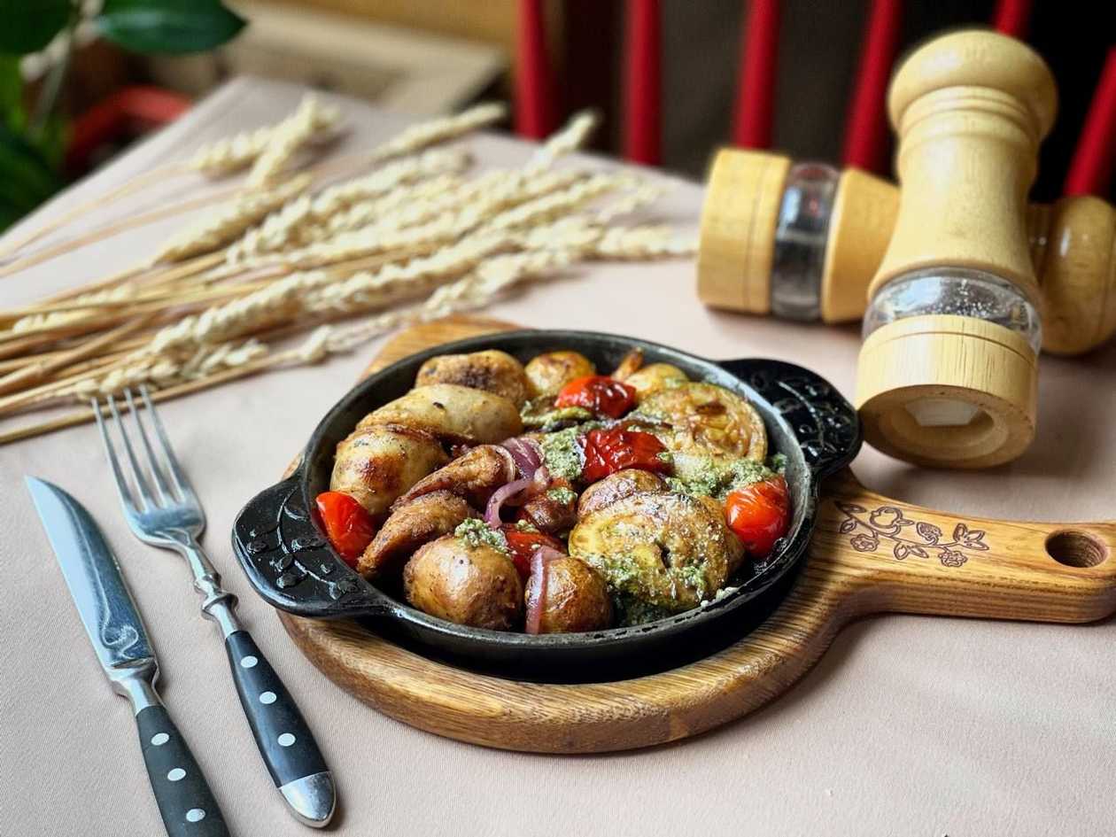 Пательня ковбасок з печеними овочами
