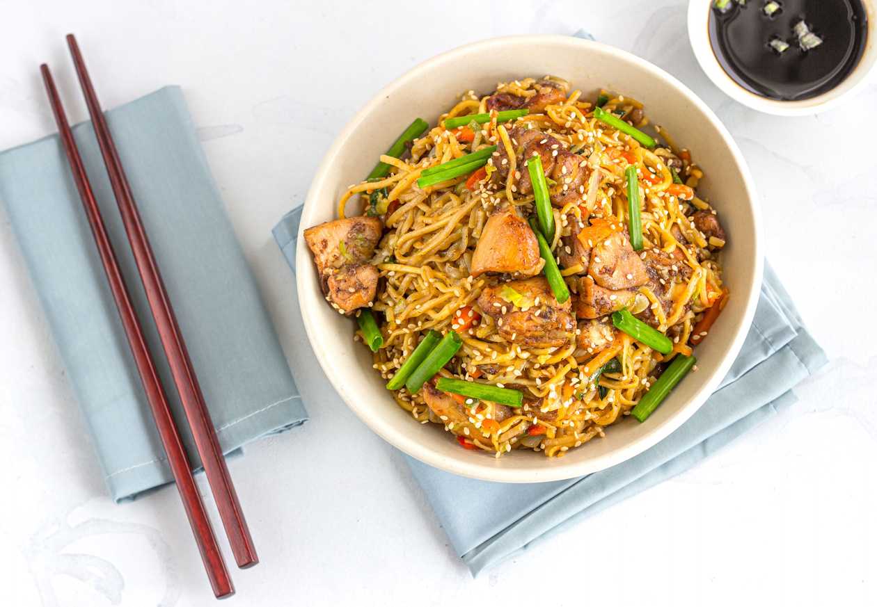 Fried rice noodles with chicken