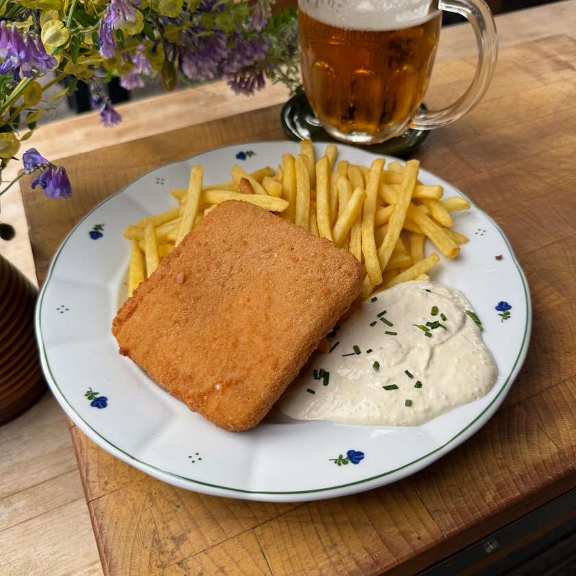 Fried cheese (Gouda), tartar sauce, fries
