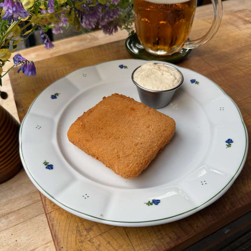Fried cheese (Gouda), tartar sauce, croquettes