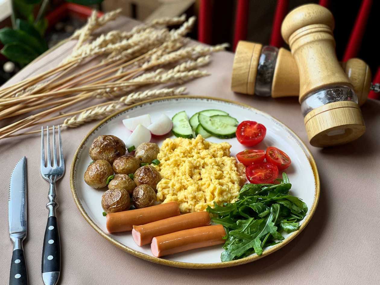 Мішаний омлет з молодою картоплею та молочними сосисками