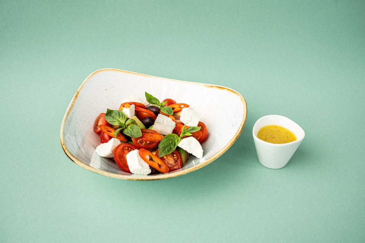 Salată cu avocado, roșii și mango