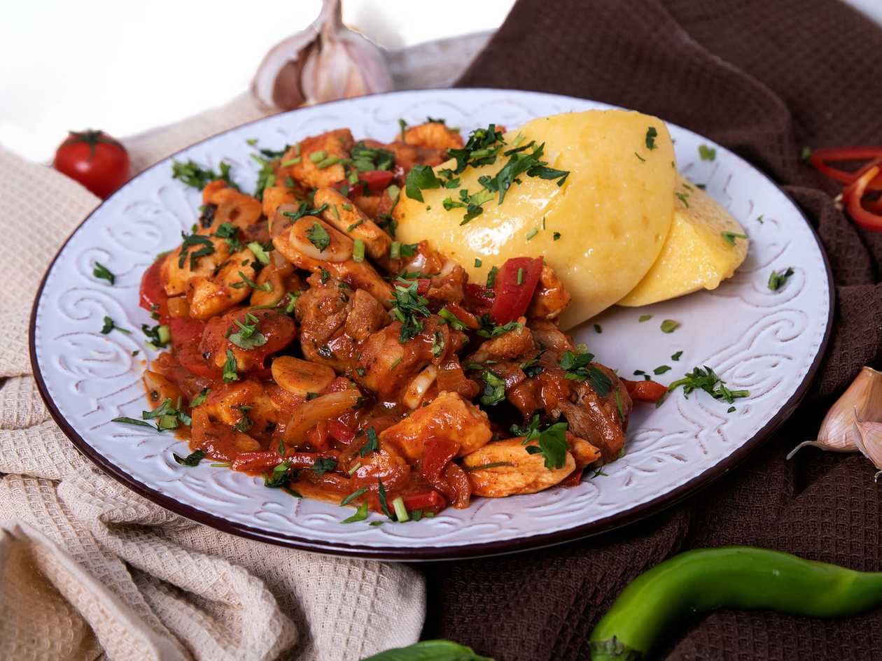 Tigaie picanta de porc cu mamaliguta