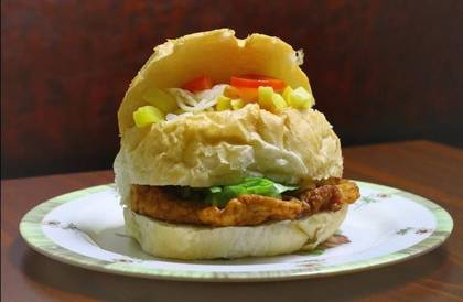 Hamburger cu Șnițel Piept de Pui