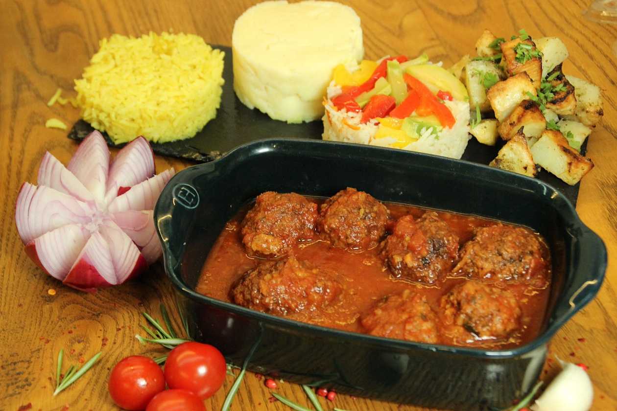 Chiftele marinate de porc cu garnitură la alegere