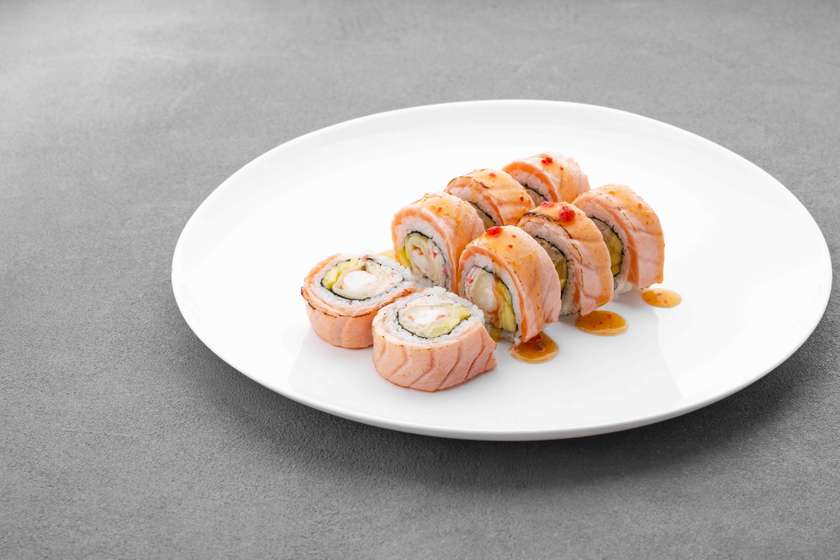 Roll z lososiem, krewetką w tempurze ta sosem mango-jalapeno