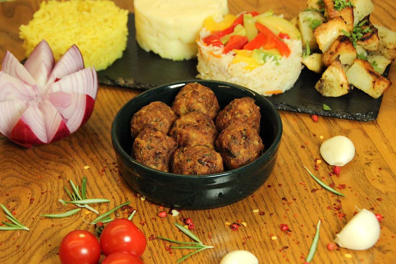 Chiftele din porc cu garnitură la alegere
