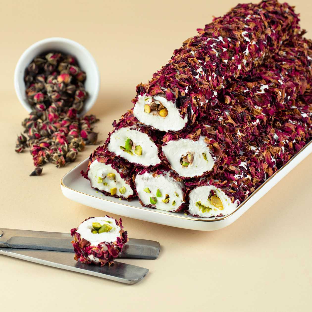 Sultan Dubl Antep Fıstıqlı Güllü Sarma / Sultan Wrapped with Double Pistachio