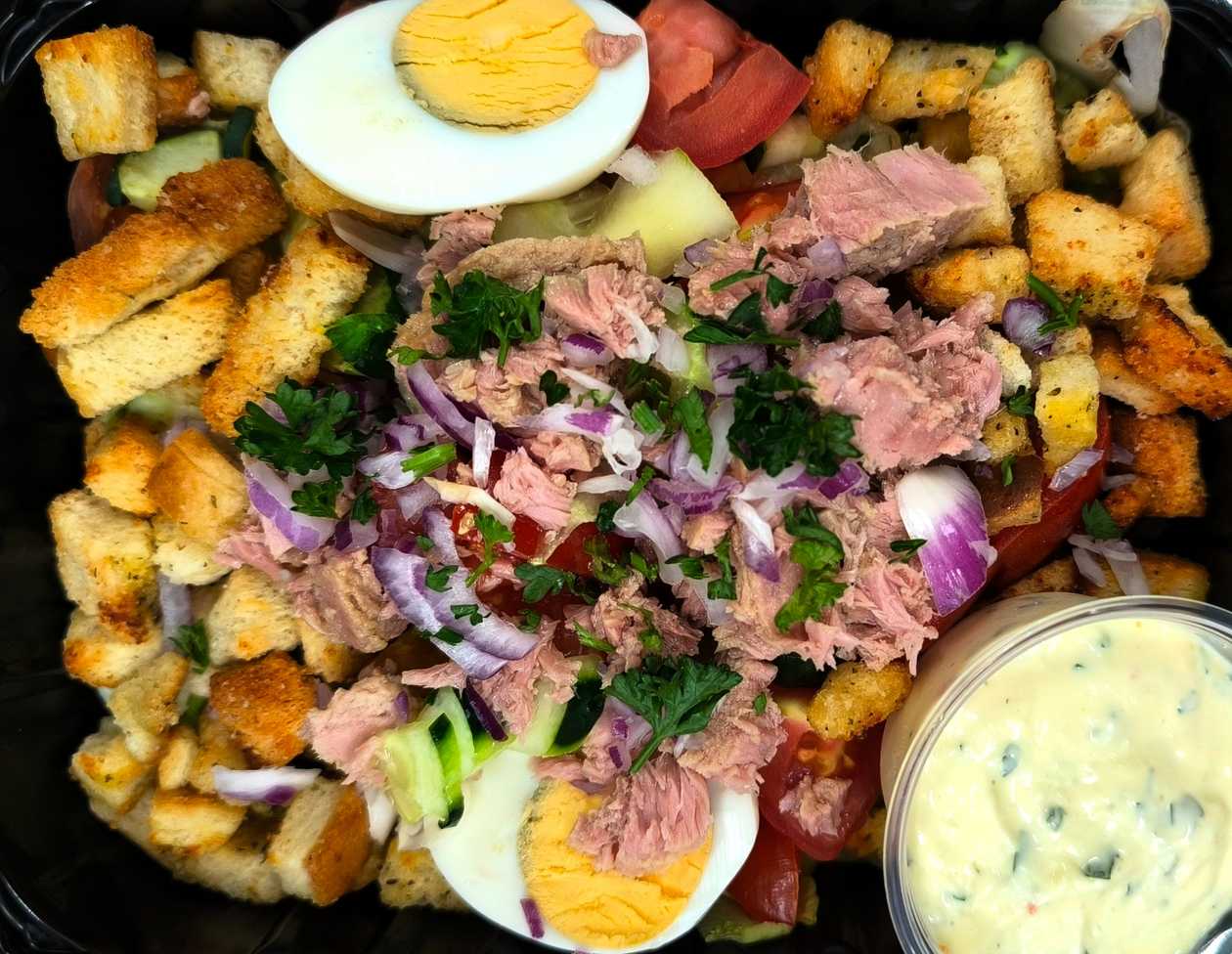 11: 500g )( šalát s kuracím mäsom,  tuniakom, alebo grilovaným enciánom, krutóny,