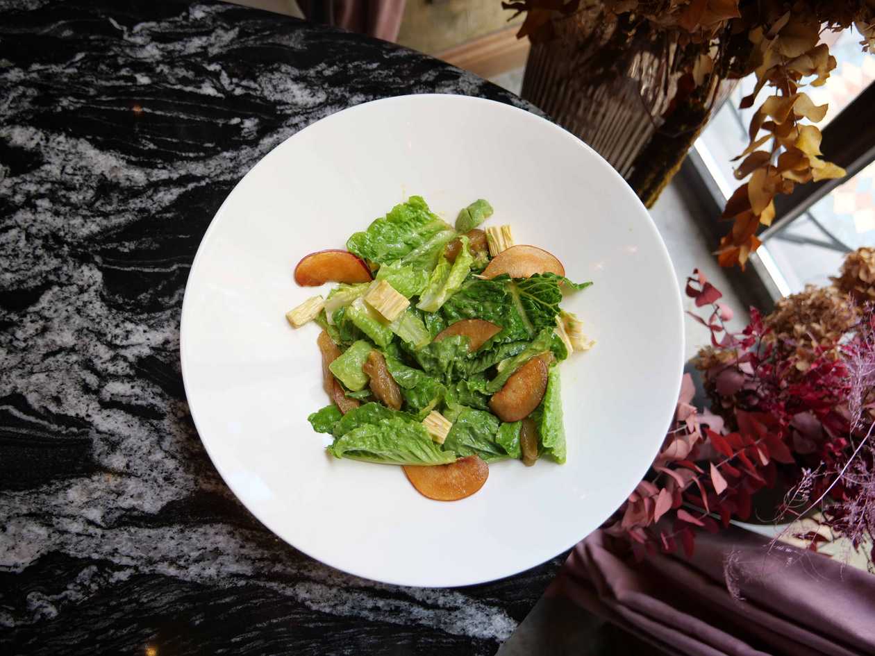 Salad with plum and avocado
