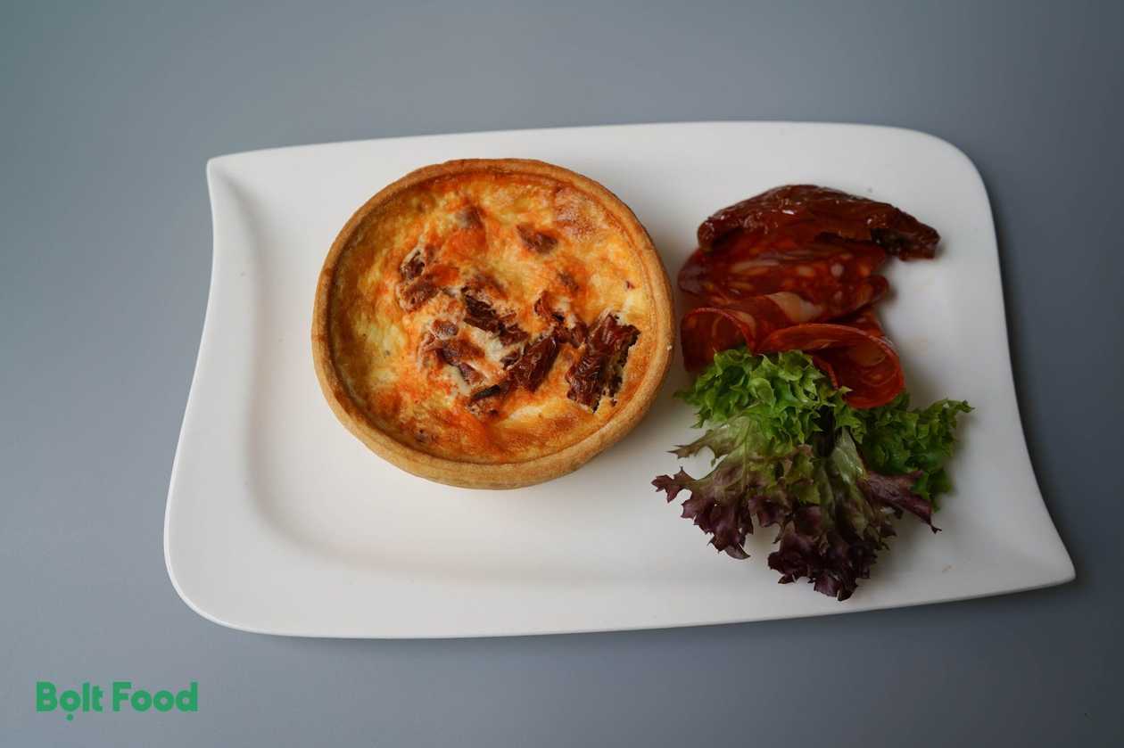 Quiche chorizzo, salát