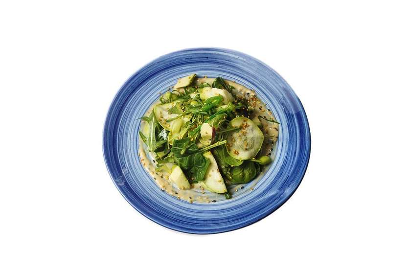 green salad with hiyashi wakame, edamame and avocado
