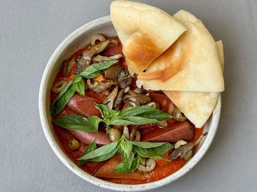 Veganshuka with sausages and tofu