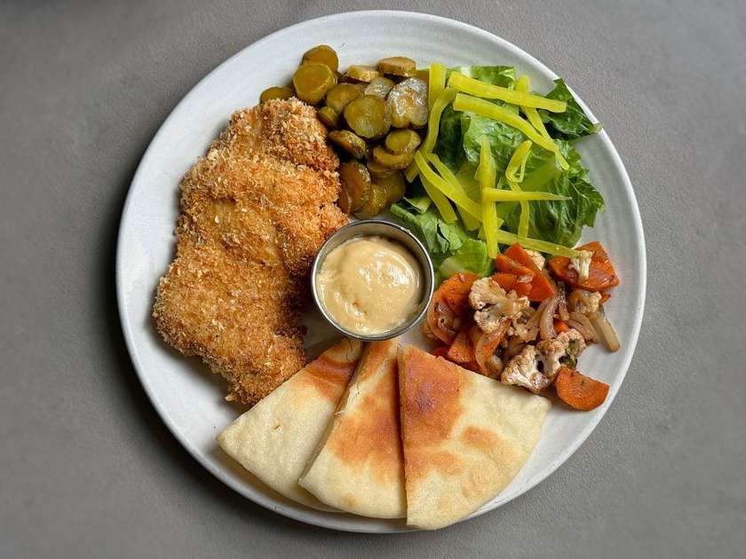 Crispy chicken with aioli sauce