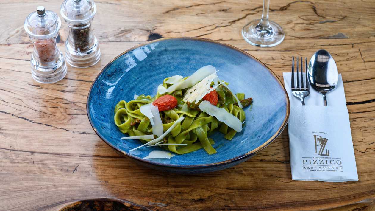 Tagliatelle cu Pesto si Rosii Uscate
