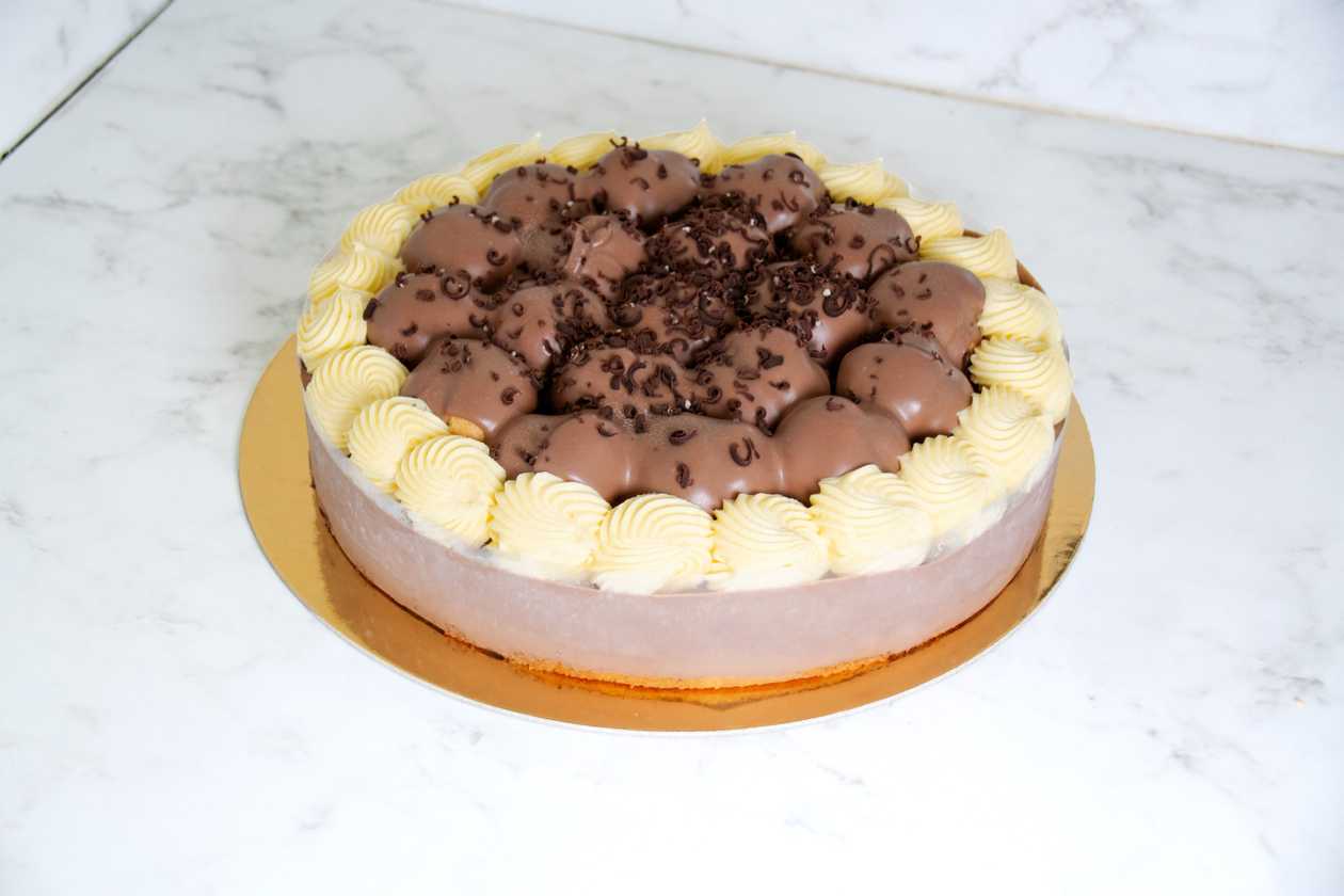 Almond & Profiteroles Luxe Cake, 26cm